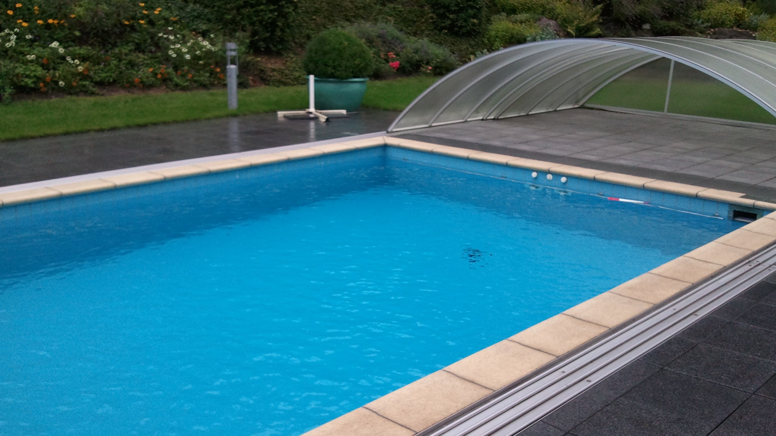 Outdoor pool with retractable roof